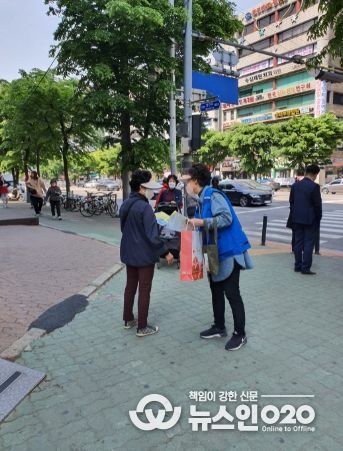 광명시 하안3동 지역사회보장협의체는 28일 하안상업지구 일대에서 어려운 이웃을 발굴하고 지원하기 위한 ‘복지사각지대 발굴 홍보 캠페인’을 펼쳤다.