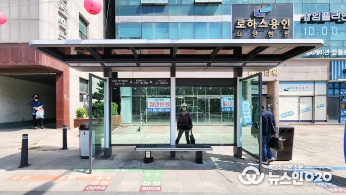 중앙동 중앙지구대 앞에 교체 설치한 셀터형 버스 승강장 모습