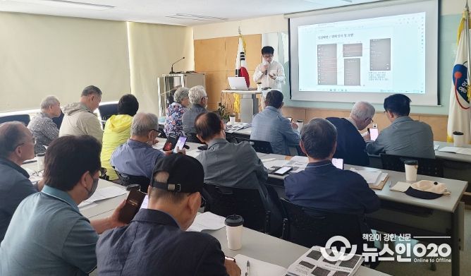 성복동 노인회분회가 어르신을 대상으로 스마트폰 활용 교육을 했다