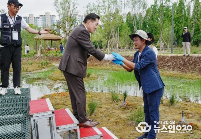 지난 5월 19일 이재준 수원시장이 해오라비난초 식재행사에 참여하고 있다.
