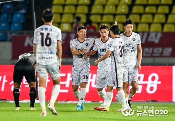 ‘명준재 멀티골’ 김천, 성남에 4대 1 대승...5경기 만의 승전보