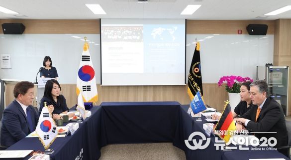 박승원 광명시장(좌측)은 지난 8일 광명평생학습원에서 전국평생학습도시협의회장 자격으로 라울 발데스 코테라 유네스코 평생학습 국제기구 부소장(우측)과 간담회를 갖고 지속가능한 국·내외 평생학습 정책 방향을 논의했다