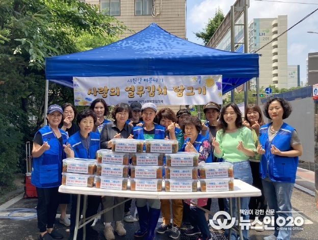 광명시 하안4동 지역사회보장협의체는 14일 저소득 취약계층 15가구에 직접 담근 열무김치를 전달했다.