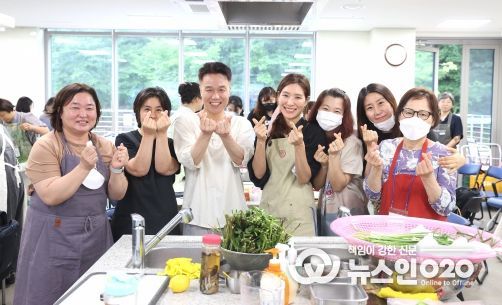 광명시는 21일 광명평생학습원에서 지속가능한 시민 식생활 교육 「광명 장하고 발효하다!」 식초학교 5강을 마치고 수료식을 진행했다