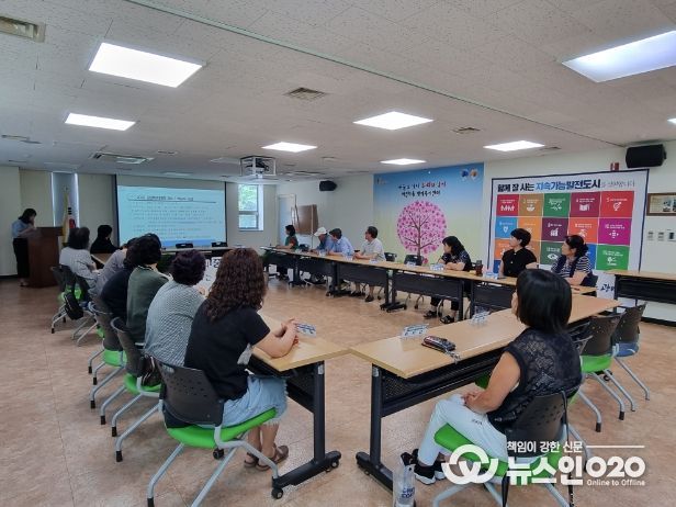 광명시 하안1동 행정복지센터는 매월 10여 차례 진행하는 유관 단체 회의를 ‘종이 없는 탄소중립 회의’로 진행하며'하안1동 2050 탄소중립 실현'에 한걸음 더 나아가고 있다.