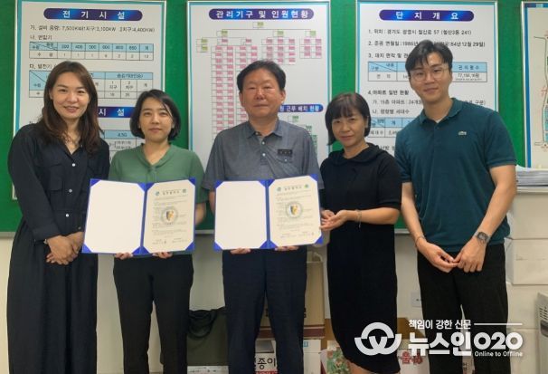 광명시 자살예방센터는 지난 22일 철산주공13단지아파트 관리사무소와 생명존중문화를 확산하고 자살로부터 안전한 동네를 만들기 위한 상호 협력 체계를 구축하고자 ‘생명사랑마을사업’ 업무협약을 체결했다.