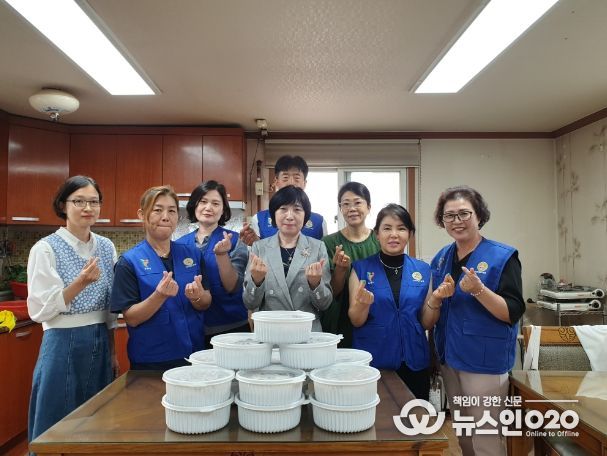 광명시 철산4동 바르게살기위원회는 지난 22일 ‘사랑의 불고기 나눔 행사’를 진행하여 정성껏 준비한 소불고기를 관내 도움이 필요한 이웃 15가구에 전달했다.