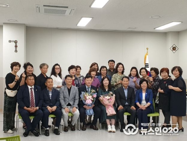 광명시 광명7동은 23일 동 행정복지센터에서 김주욱 동장 퇴임식을 개최했다.