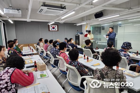 광명시 광명5동 행정복지센터는 지난 26일 광명5동 어르신 환경봉사대 48명이 참석한 가운데 안전사고 예방 및 노인일자리 소양 교육을 진행했다