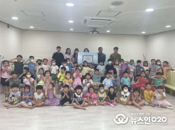 광명시 광명5동의 어려운 가정을 위해 시립광명어린이집에서 3일 후원금 72만 원을 기부했다.