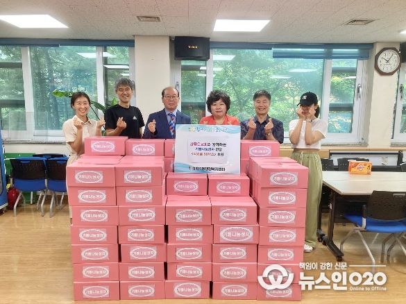 광명시 하안1동의 경제적으로 어려운 저소득가정을 돕기 위해 5일 참좋은교회에서 식품꾸러미 ‘기쁨나눔상자’ 90박스를 동 행정복지센터에 기증했다.