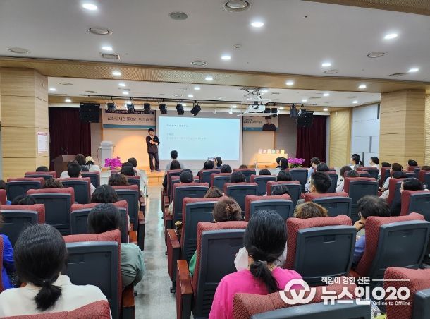 광명시 철산도서관은 지난 5일 광명시민과 독서문화공동체 회원들이 참여한 가운데 동아리 워크숍을 성황리에 개최했다.