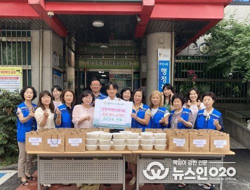 광명시 하안4동 지역사회보장협의체는 지난 10일 KTX광명역사컨벤션웨딩홀 후원으로 관내 취약계층 및 복지사각지대 50가구를 직접 방문해 복날 맞이 삼계탕을 전달했다