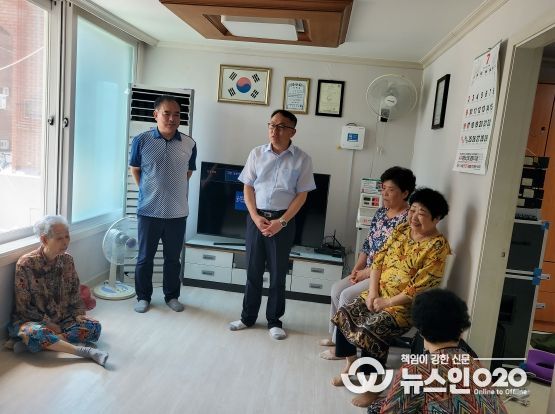 광명시 광명3동은 21일 중복을 맞아 무더위 쉼터로 운영 중인 관내 경로당 2개소를 방문하여 시설을 점검했다