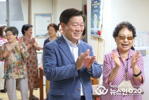 박승원 광명시장이 관내 무더위쉼터를 이용하는 어르신들을 찾아 건강을 살피고 세심한 지원을 약속했다