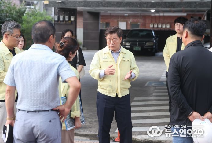 박승원 광명시장은 7일 관내 재개발 사업 현장의 기반 시설 공사장에서 암반 깨기 작업 중 외부로 돌이 비산되어 인근 시민의 안전사고 발생이 우려됨에 따라 즉각 현장을 확인하고 공사 중지를 지시했다