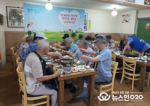 광명시 철산2동 지역사회보장협의체는 말복을 맞아 지난 9일 건강밥상 나눔 사업을 진행해 어르신 20명에게 오리백숙을 대접했다.