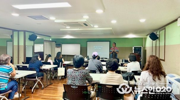 광명시 철산4동 주민자치회는 9일 동 행정복지센터에서 지역 주민 10여 명이 참석한 가운데 마을기자단 양성을 위한 ‘온(ON)마을학교’ 교육과정을 개강했다.