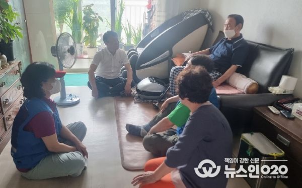 광명시 소하2동 지역사회보장협의체는 지난 11일 '찾아가는 광명마을냉장고 Happy together 소이곳간'을 진행했다.