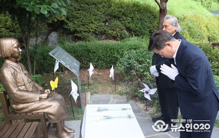 광명시는 지난 14일 오후 광명동굴 평화의 소녀상 앞에서 2023년 '일본군 ‘위안부’ 피해자 기림의 날' 기념식을 개최했다