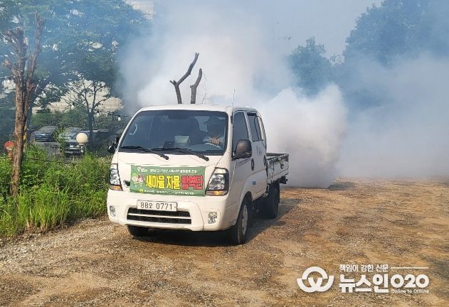 하안1동 새마을지도자협의회(회장 노태봉)과 새마을부녀회(회장 구미숙)은 지난 16일 하안1동에서 장마와 태풍의 후속 조치로 방역소독을 실시했다.