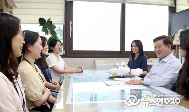 박승원 시장은 21일 기업지원과를 방문해 단체장과 직원 간에 서로 존중하고 협력하는 건강한 조직문화 형성을 위한 ‘동행사무실’을 개최했다.