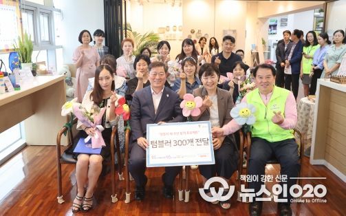 광명시(시장 박승원-사진 앞줄 왼쪽 두번째) 광명업사이클아트센터가 「텀블러 새 주인 찾기 캠페인」을 성황리에 마무리하고 28일 광명시 연서도서관 청소년 카페 ‘마루’에서 텀블러 기증식과 텀블러 업사이클 공모전 시상식을 개최했다