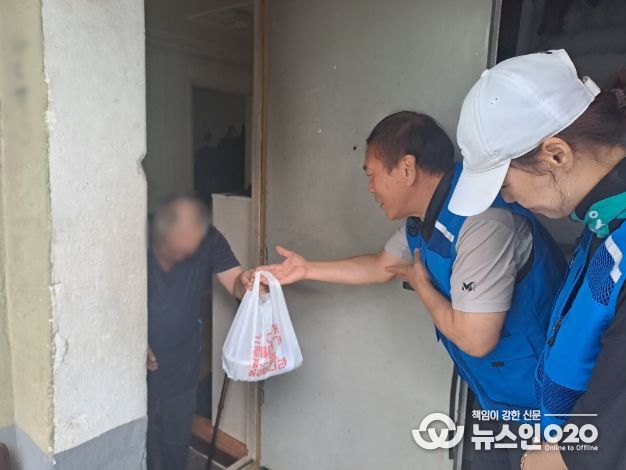 광명시 광명5동 지역사회보장협의체는 28일 복지사각지대 가구에 삼계탕을 직접 전달했다.