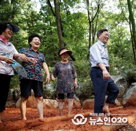 박승원 광명시장은 31일 구름산 산림욕장과 서독산 호봉골 황톳길에서 개최한 ‘생생 소통 현장’에서 시민들과 함께 황톳길을 걷고 대화를 나누며 황톳길 조성 계획을 소개했다.