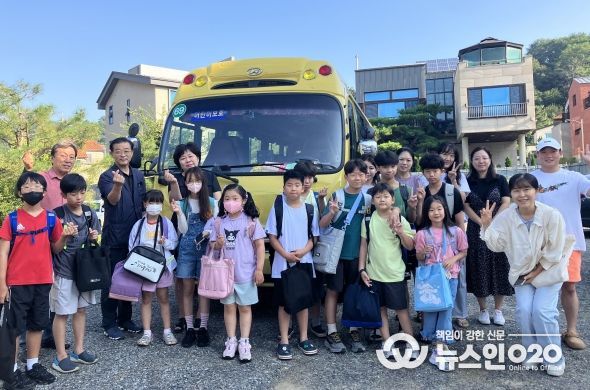 광명시 하안1동 주민 숙원사업인 밤일마을 통학차량이 1일 오전 8시 30분에 운행을 시작했다