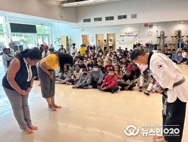 1. 미국 노스캘롤라이의 한 공립학교에서 준 리 국기원 국제대변인이 태권도의 다양한 내용을 교육하고 있다.