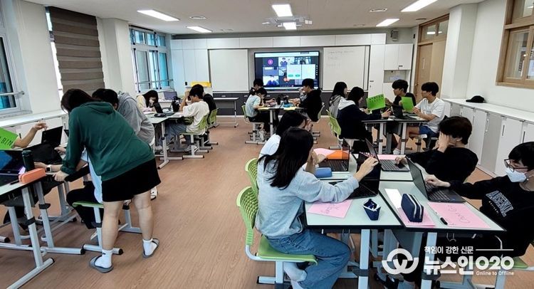 지능형 영어교실을 활용한 영어수업 모습 사진