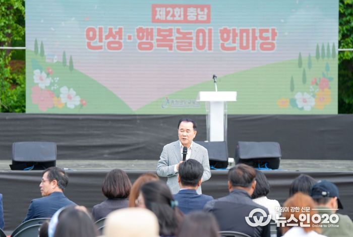 11일 아산 순천향대학교에서 개최된 ‘제2회 충남 인성‧행복놀이 한마당’에서 김지철 교육감이 인사말을 전하고 있다.