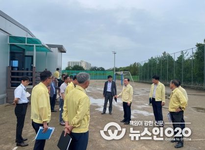 김지철 교육감이 논산 강경중학교를 방문해 집중호우 피해 상황을 점검하고 있다.