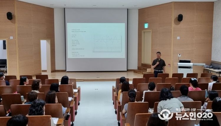 Wee프로젝트 상담인력을 대상으로 심리검사(MMPI)의 이해에 대해 고려대학교 방석찬 교수가 강의하고 있다.