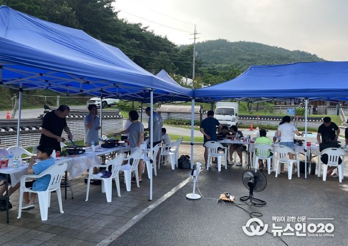 1. 바비큐 파티를 하는 가족들의 모습