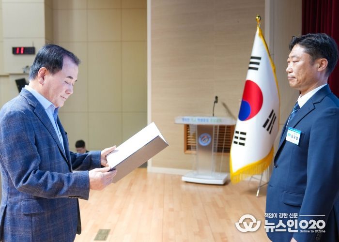 김지철 충청남도교육감이 임유철 태안교육지원청 교육과장에게 임명장을 수여하고 있다.