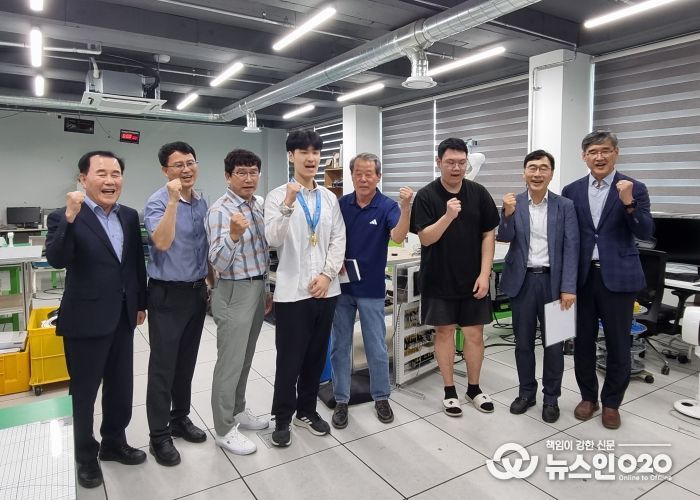 김지철 교육감은 전국기능경기대회에서 우수한 성적을 거둔 학생선수들을 축하하기 위해 아산스마트팩토리마이스터고를 방문했다