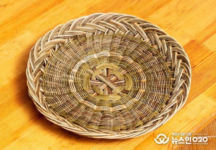 충남 무형유산 댕댕이장 보유자가 만든 채반