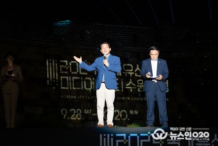 이재준 수원시장(왼쪽)이 개막식에서 인사말을 하고 있다. (오른쪽 이재식 수원시의장)