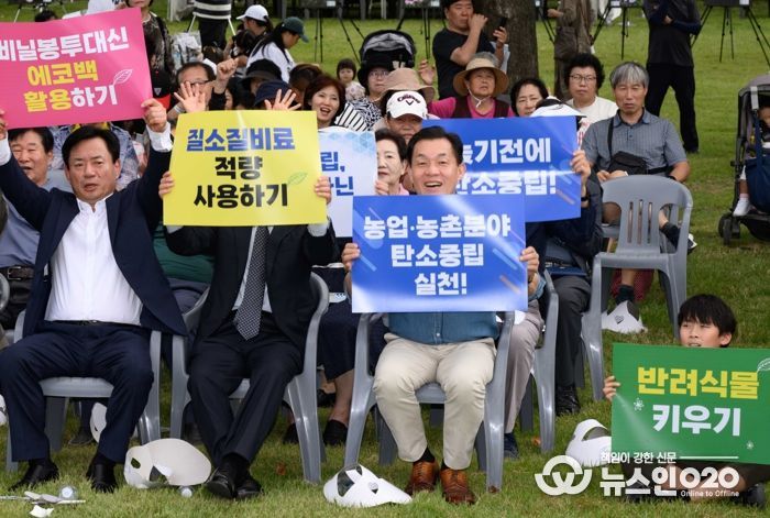 이재준 수원시장이 수원시 그린농업축제에서 시민들과 함께하고 있다.