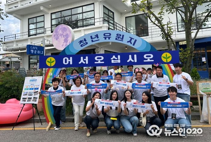 청년들이 김현수 제1부시장(2번째 줄 가운데), 이재식 수원시의회 의장(2번째 줄 왼쪽 3번째) 등과 함께하고 있다.