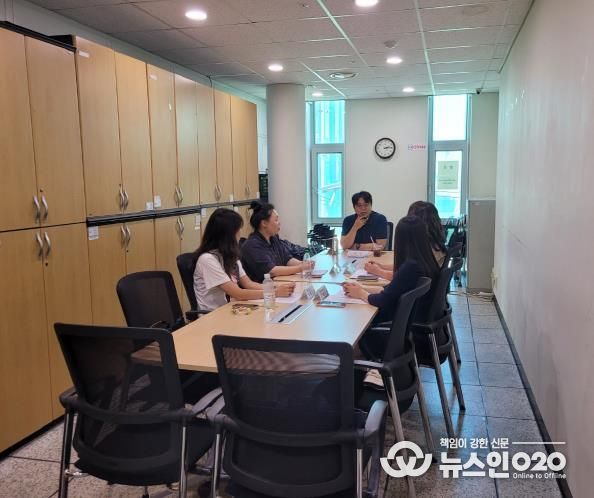 지난 23일 미아동복합청사에서 예명대학원대학교 사회복지학과 권진 교수와 통합사례관리 직원들이 제3차 자문회의를 하고 있다.