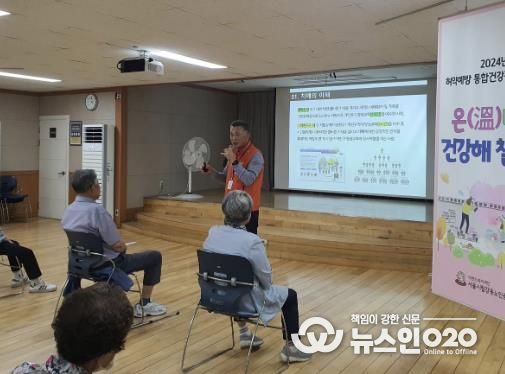 기억친구리더 봉사단원이 노인복지시설에서 치매인식개선교육을 진행하고 있다