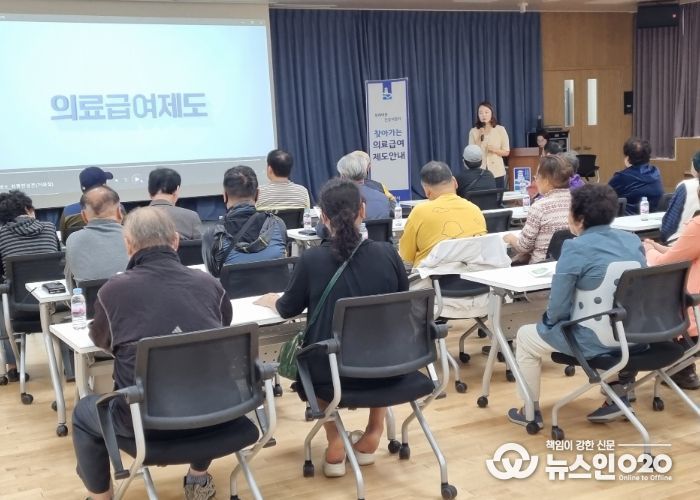 의료급여 관리사가 의료급여제도를 설명하고 있다.