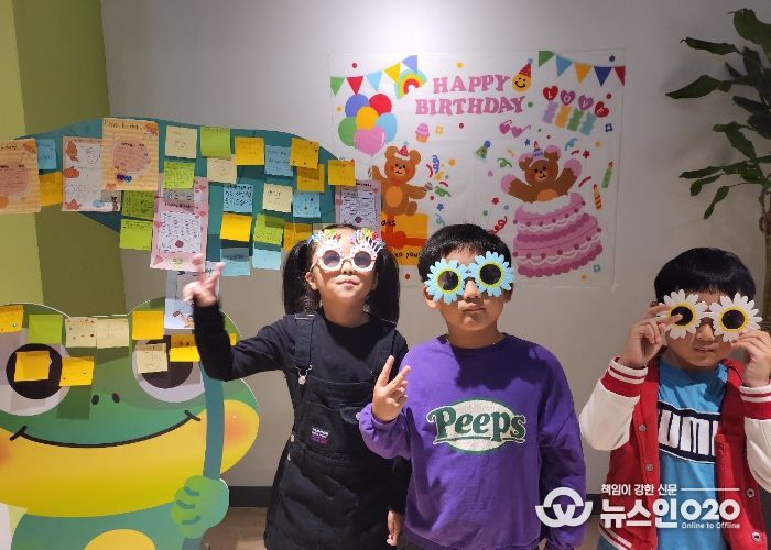 “서호청개구리야, 생일 축하해”