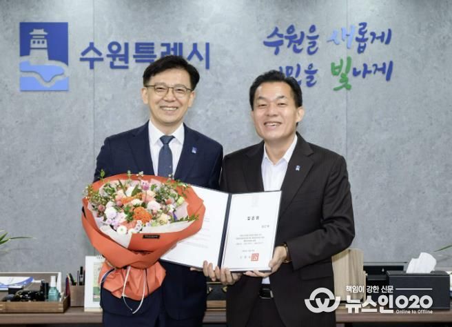임용장 수여 후 이재준 수원시장(오른쪽)과 현근택 제2부시장이 함께하고 있다.