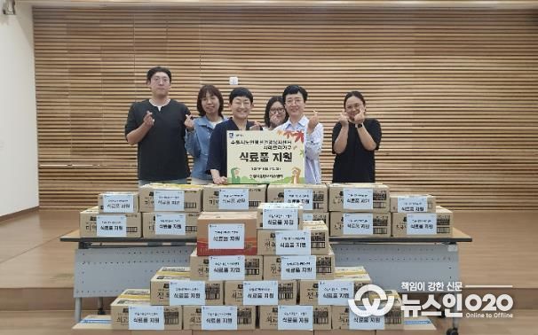 전달식 참석자들이 기념사진을 촬영하고 있다.(사진 가운데 왼쪽 백소영 수원시휴먼서비스센터장, 오른쪽 김은주 수원시노인정신건강복지센터 상임팀장)