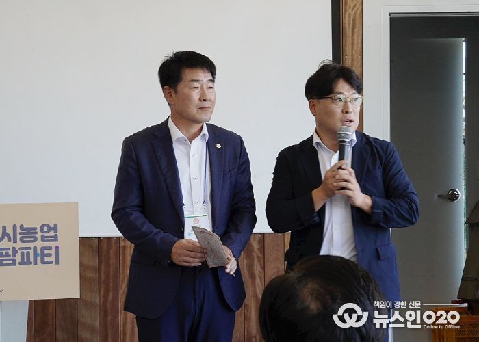 축사 중인 배정수 의장, 김영수 의회운영위원장