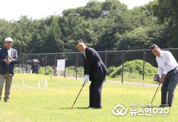 지난 6월 26일 탄천파크골프장 개장식에서 시타를 하는 조성명 강남구청장(가운데)